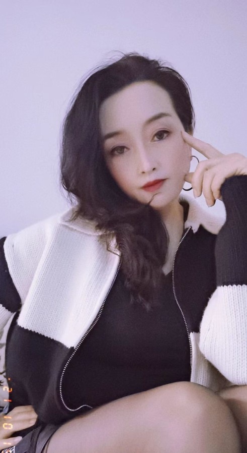 五华体育馆性感少妇