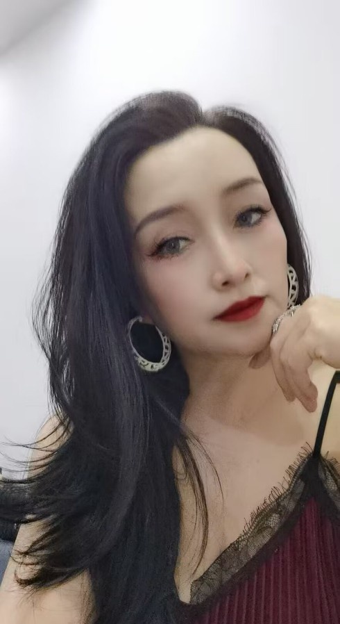 五华体育馆性感少妇