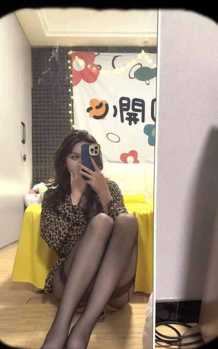 异域巨乳花姑娘