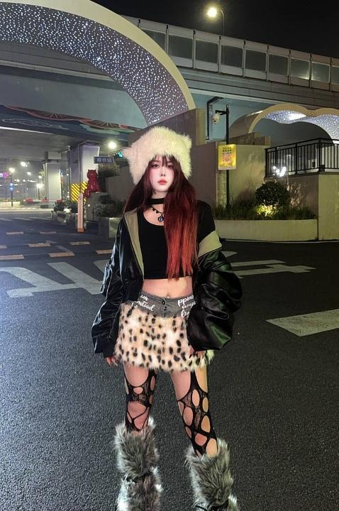 制服诱惑翘臀馨菲老师