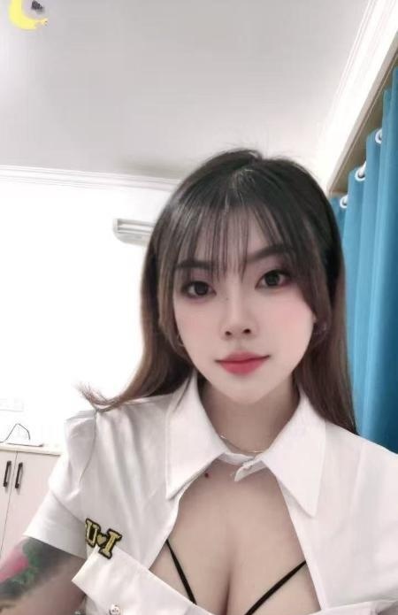 花臂性感女郎