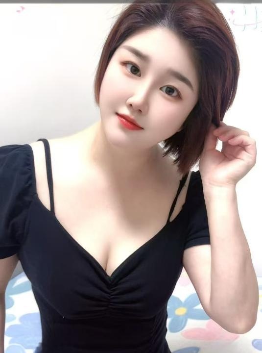 东门短发性感少妇