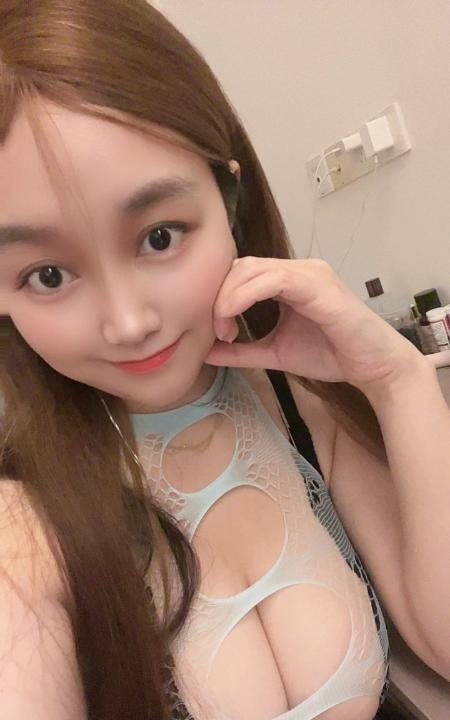 返食西乡白嫩巨乳允儿