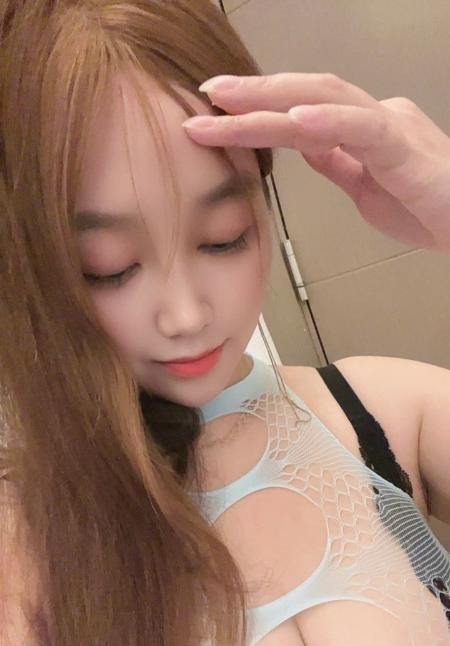 返食西乡白嫩巨乳允儿