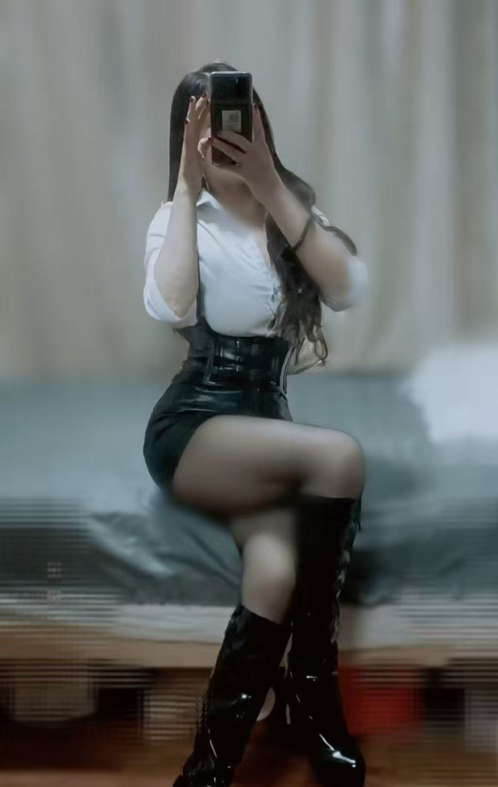 丝足大胸小媳妇