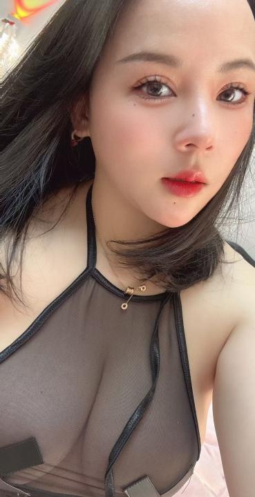 重吻奶霸小骚货