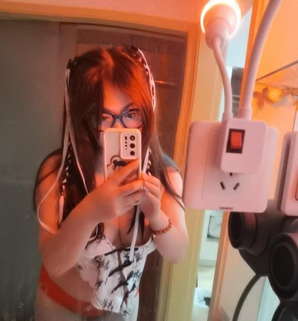 大奶黑丝妹子