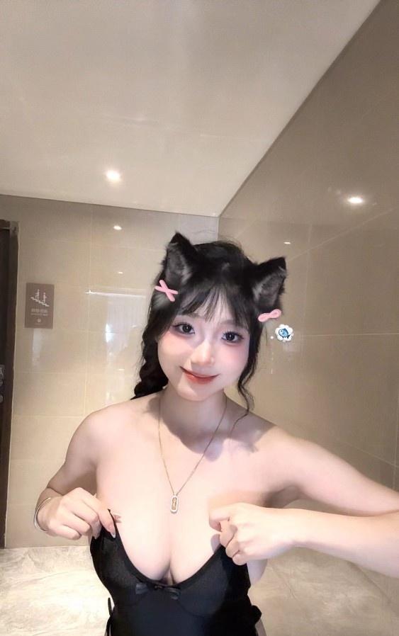 朝阳童颜巨乳小美女