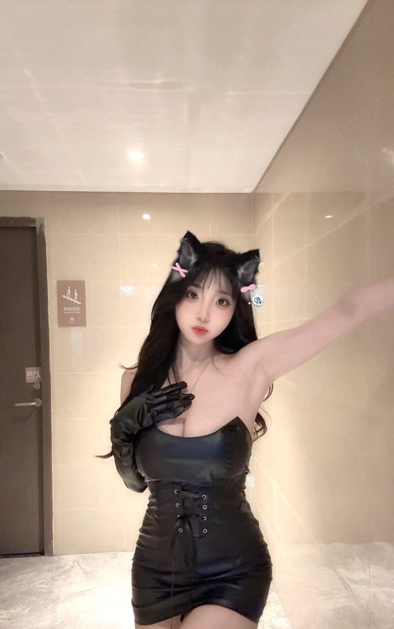 朝阳童颜巨乳小美女