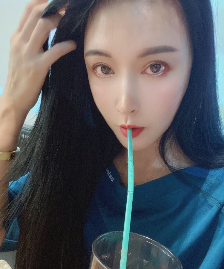 前凸后翘的大长腿御姐