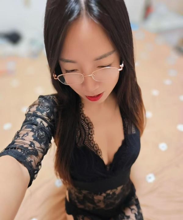 黑丝眼镜少妇