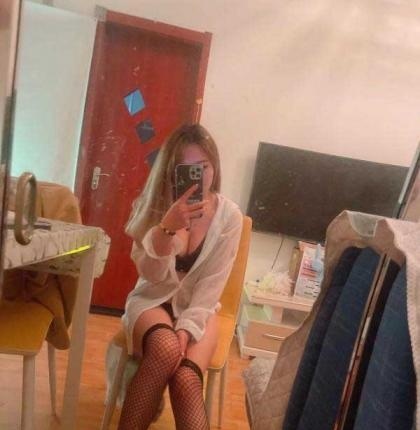 个人美腿骚臀人妻