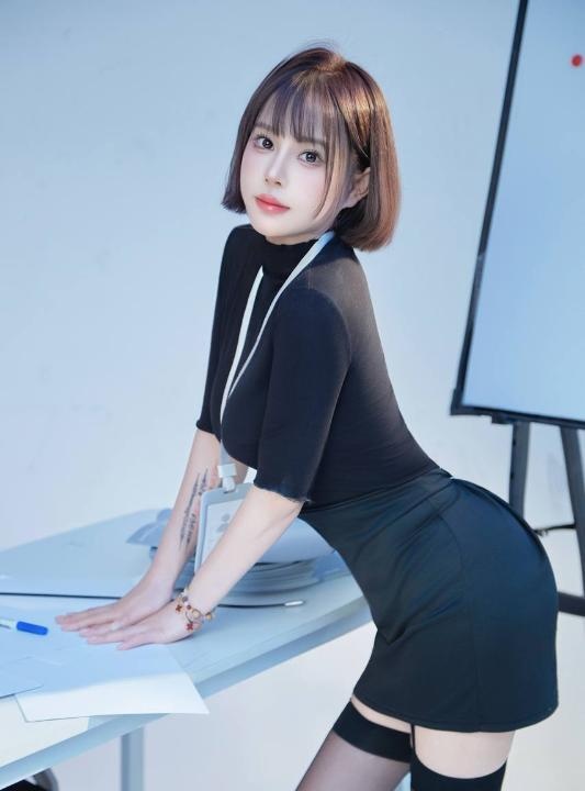 丰满大胸短发冰淇淋