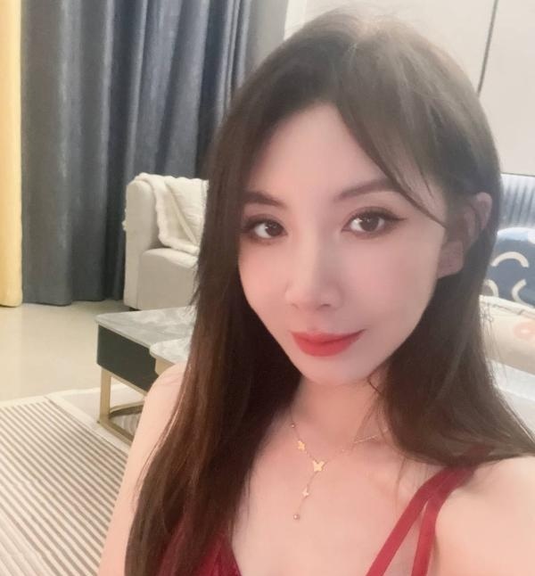 红衣裙艳儿少妇