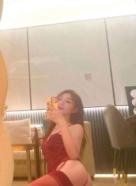 红衣裙艳儿少妇