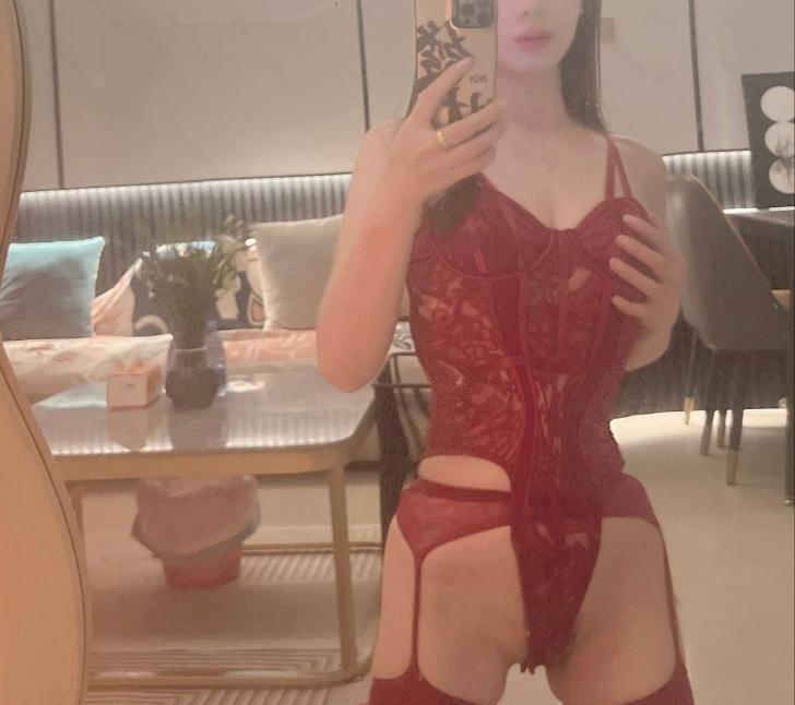 红衣裙艳儿少妇