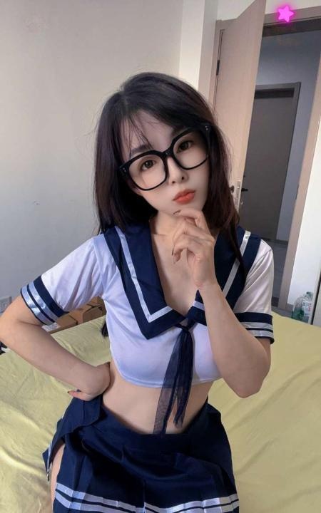 大眼镜框妹妹