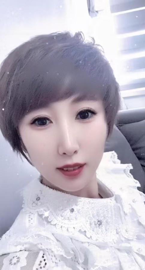 短发少妇