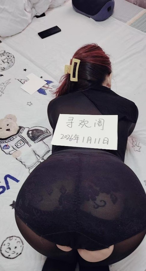 黑丝翘臀小少妇