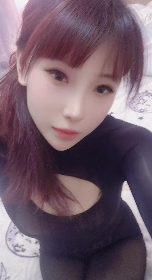 黑丝翘臀小少妇