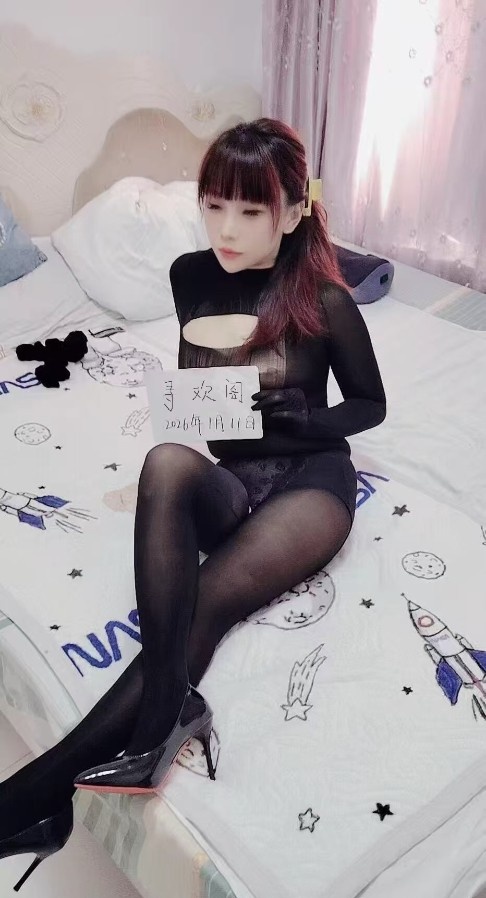 黑丝翘臀小少妇