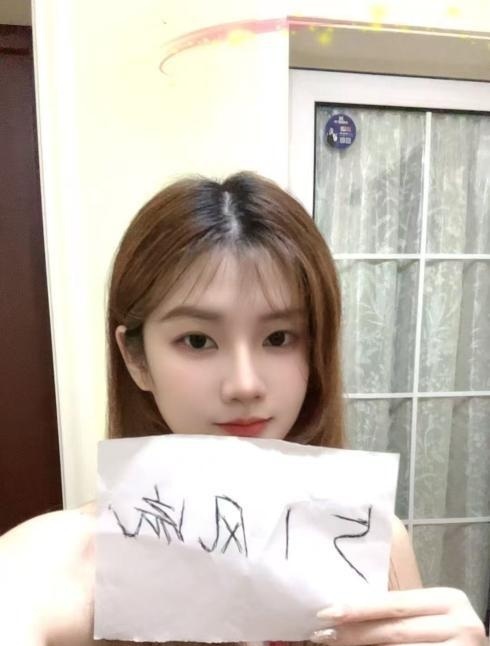 建邺冷白皮美少女
