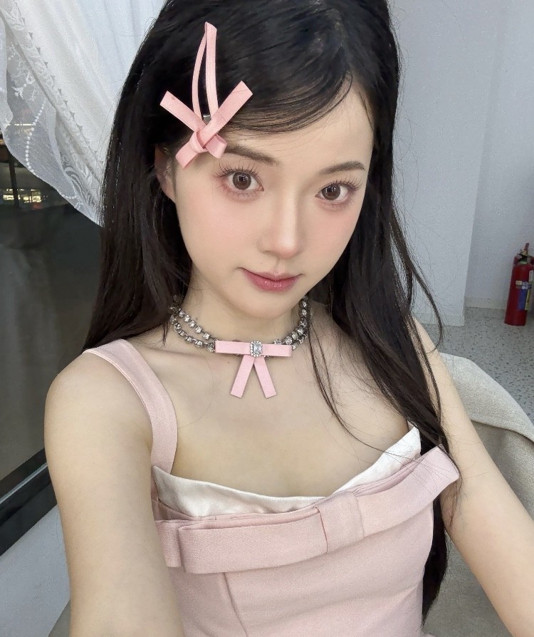 性感甜美李哈哈