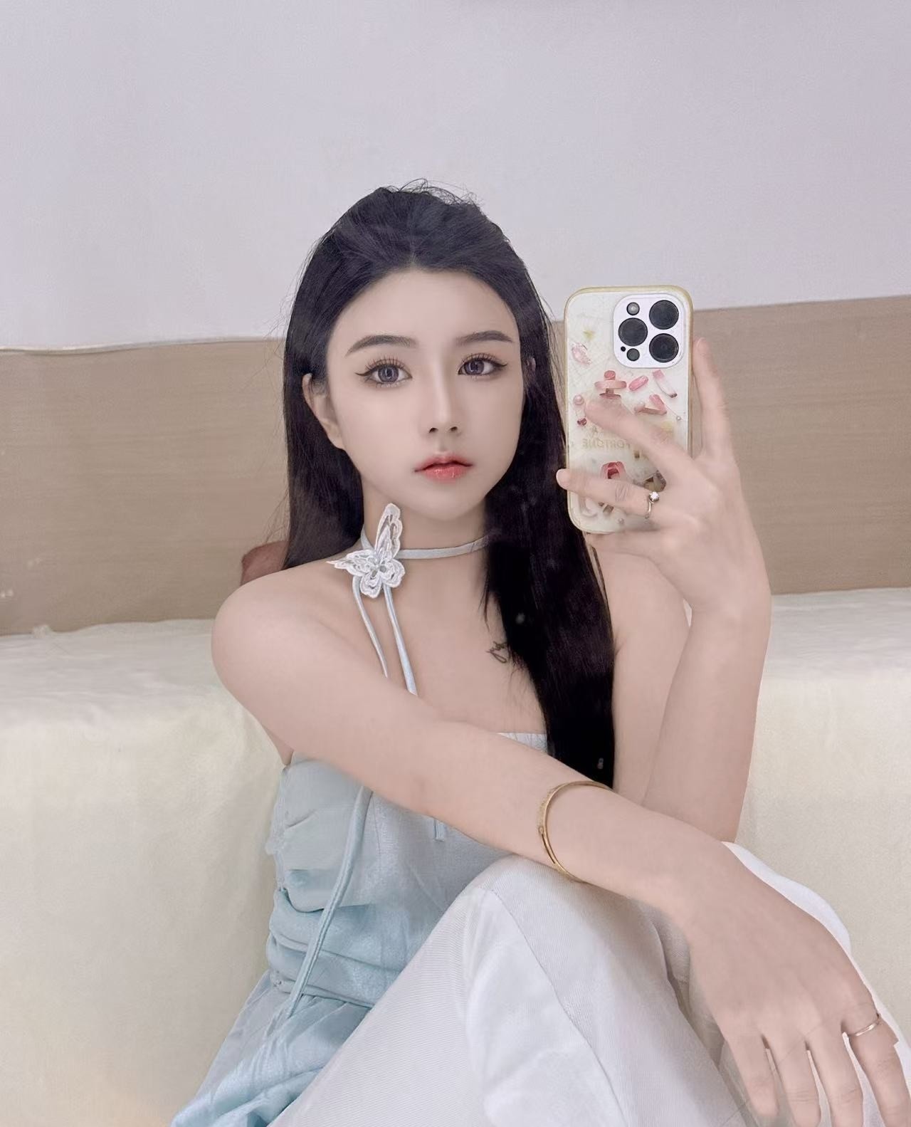 宝安嫩妹肤白腿长