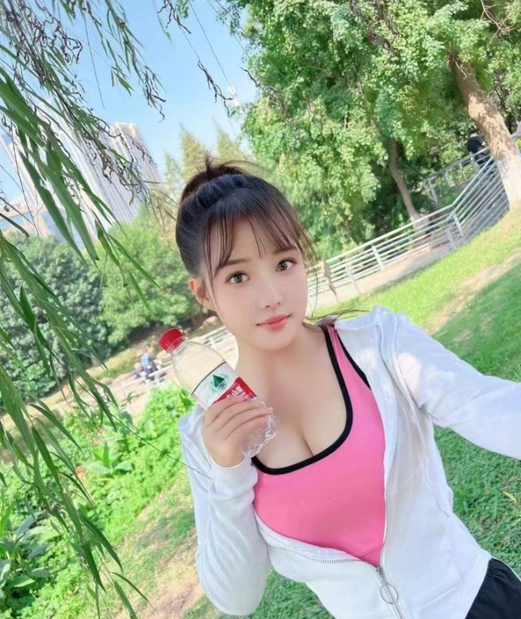 济南水多翘臀小妹
