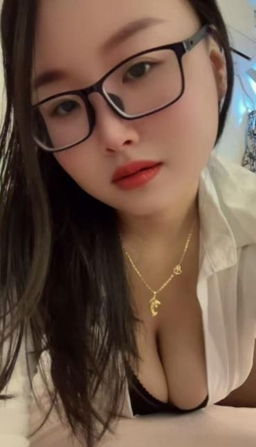 三山街眼镜少妇