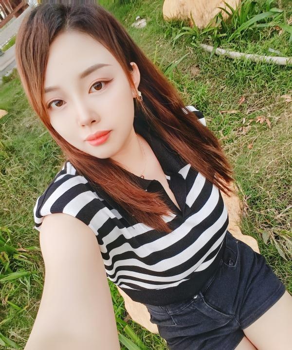 大胸气质小美女