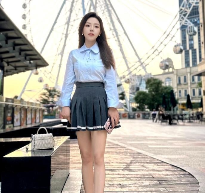 大胸气质小美女