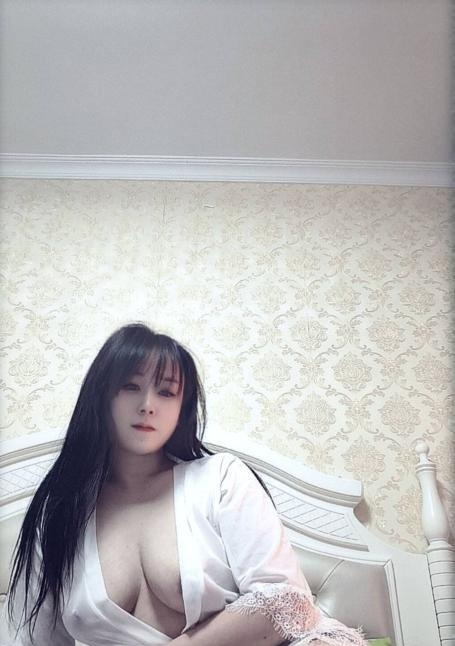 大胸翘臀小少妇