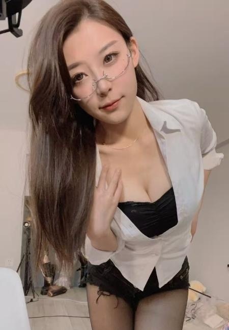 眼镜风骚翘臀妹