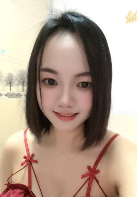 大灯娇小美妇
