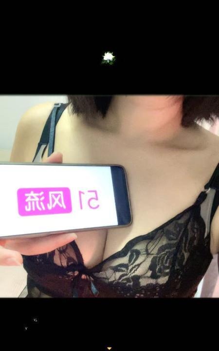 大灯娇小美妇