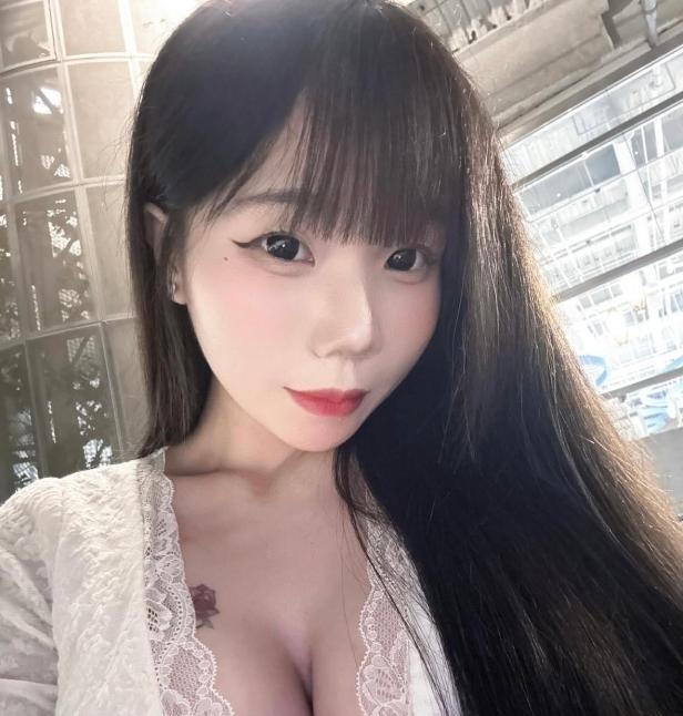 00后s型身材美女