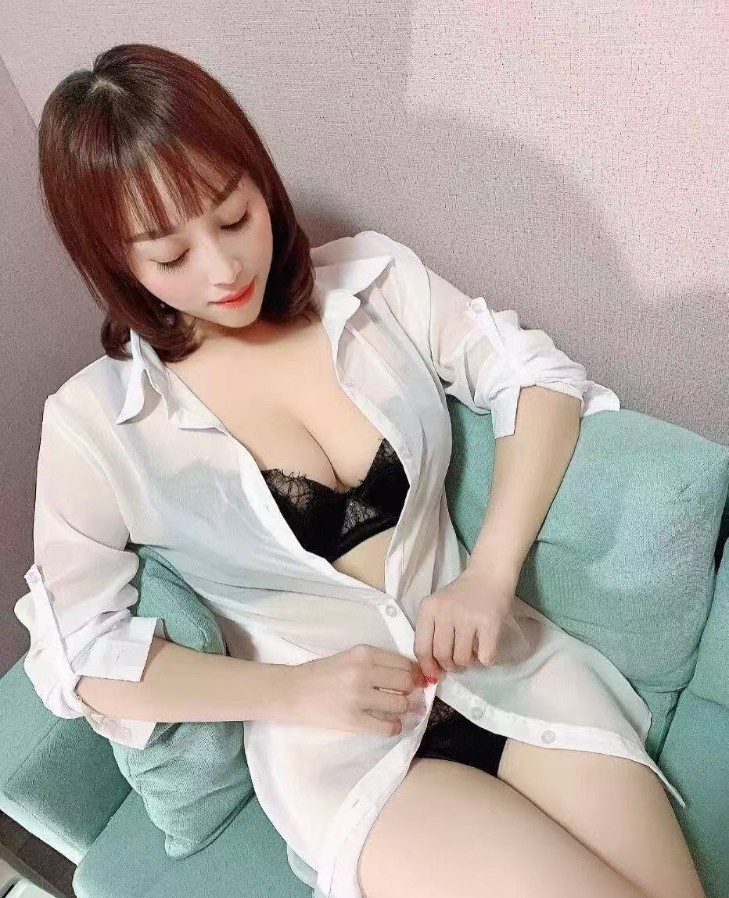 大胸性感丰满美少妇