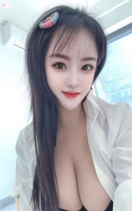 白皙大奶美少妇