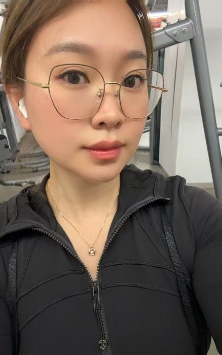 爱运动的眼镜姐