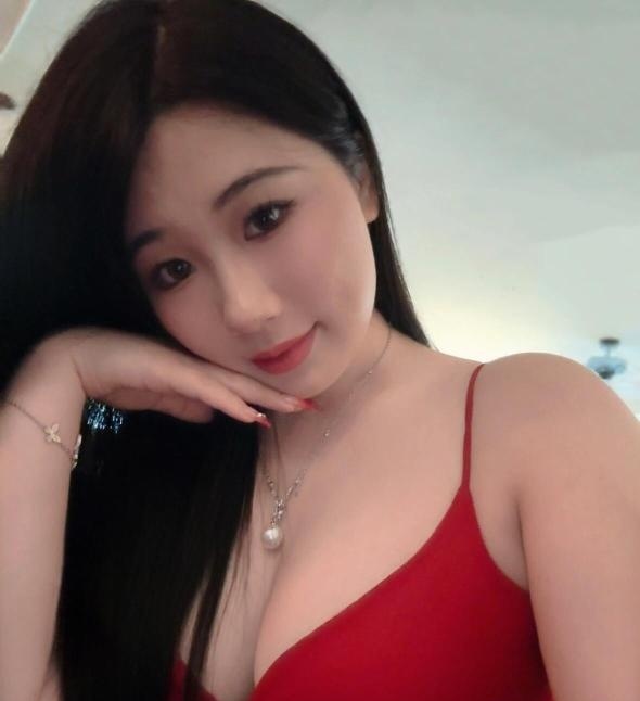 大胸蕾丝少妇