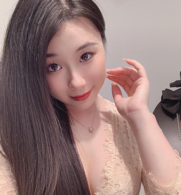 大胸蕾丝少妇