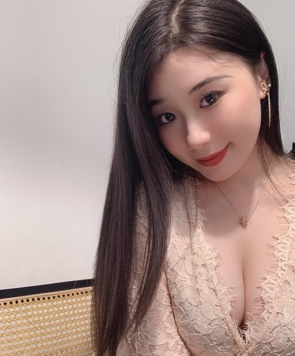 大胸蕾丝少妇