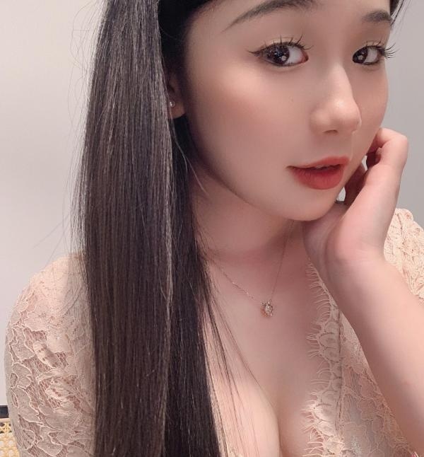 大胸蕾丝少妇