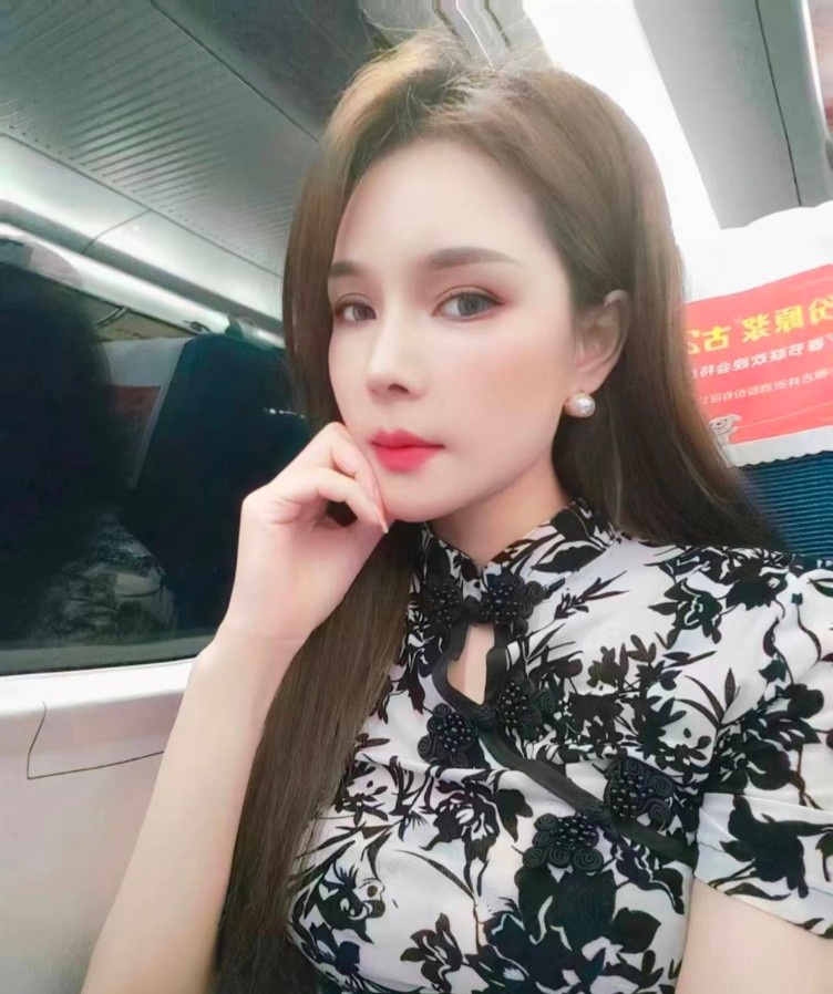 电视塔混血美女