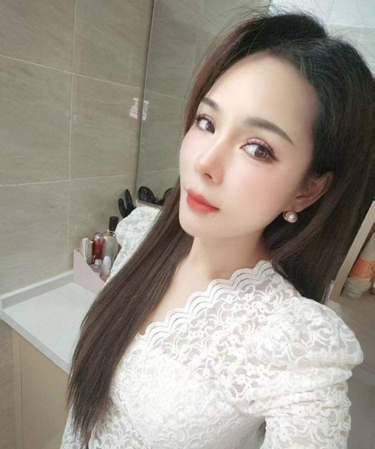 电视塔混血美女