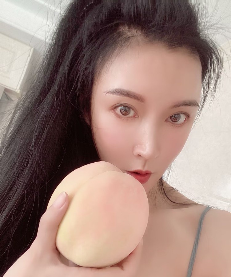 前凸后翘的大长腿御姐
