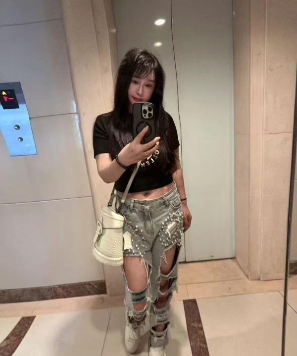 罗湖美胸依依