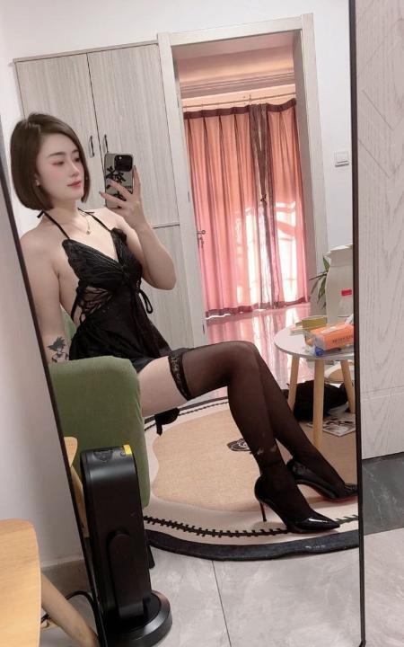 园区黑丝翘臀骚货