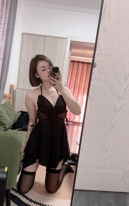 园区黑丝翘臀骚货